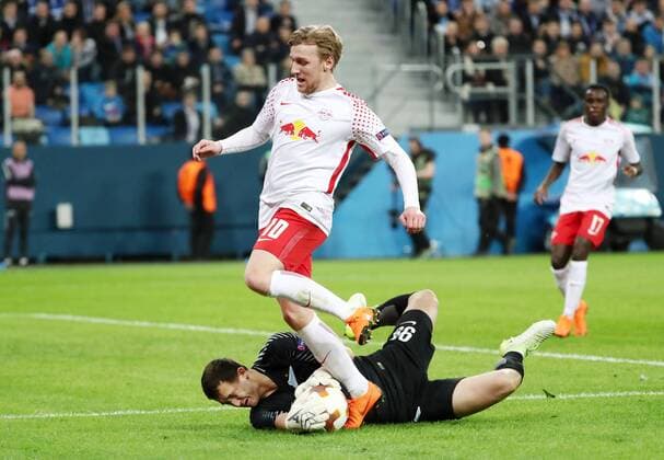 St.Petersburg - RB Leipzig Fussball Euro League Sankt Petersburg, 15.03.2018, Krestowski-Stadion, Fussball, UEFA EURO EM Europameisterschaft Fussball League, Achtelfinale Rueckspiel Rematch , FK Zenit St. Petersburg vs. RB Leipzig , Im Bild: Emil Forsberg (10, RB Leipzig) gegen Torwart AndreiÊLunev (99, Zenit). ,