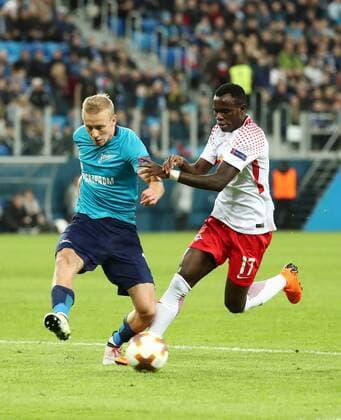 St.Petersburg - RB Leipzig Fussball Euro League Sankt Petersburg, 15.03.2018, Krestowski-Stadion, Fussball, UEFA EURO EM Europameisterschaft Fussball League, Achtelfinale Rueckspiel Rematch , FK Zenit St. Petersburg vs. RB Leipzig , Im Bild v.l.: IgorÊSmolnikov (19, Zenit) und Bruma (17, RB Leipzig). ,