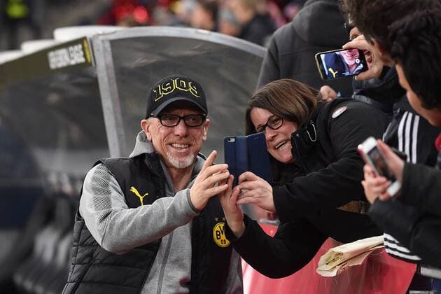Fußball Europa League Achtelfinale FC Salzburg - Borussia Dortmund am 15.03.2018 in der Red Bull Arena in Salzburg Peter Stöger ( Cheftrainer Dortmund ) macht Selfies mit Fans