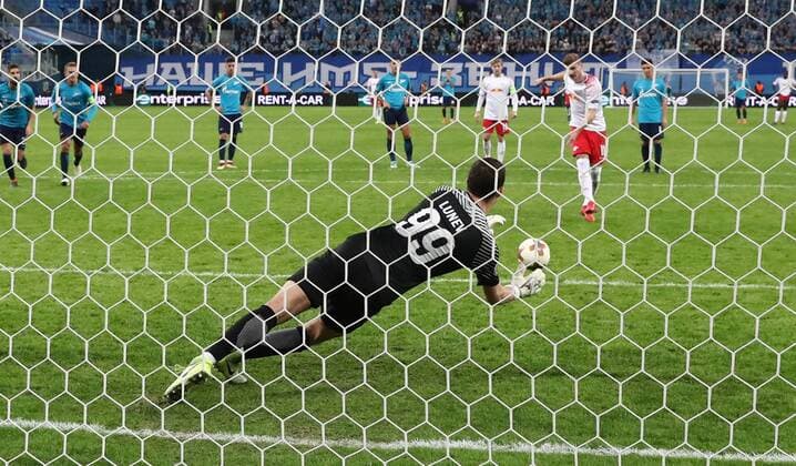 St.Petersburg - RB Leipzig Fussball Euro League Sankt Petersburg, 15.03.2018, Krestowski-Stadion, Fussball, UEFA EURO EM Europameisterschaft Fussball League, Achtelfinale Rueckspiel Rematch , FK Zenit St. Petersburg vs. RB Leipzig , Im Bild: Torwart AndreiÊLunev (99, Zenit) pariert einen Elfmeter von Timo Werner (11, RB Leipzig). ,