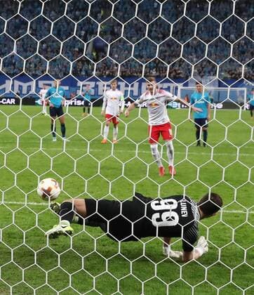St.Petersburg - RB Leipzig Fussball Euro League Sankt Petersburg, 15.03.2018, Krestowski-Stadion, Fussball, UEFA EURO EM Europameisterschaft Fussball League, Achtelfinale Rueckspiel Rematch , FK Zenit St. Petersburg vs. RB Leipzig , Im Bild: Torwart AndreiÊLunev (99, Zenit) pariert einen Elfmeter von Timo Werner (11, RB Leipzig). ,