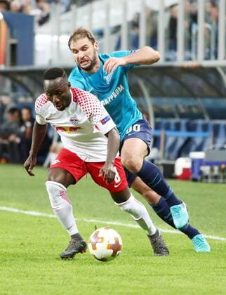 St.Petersburg - RB Leipzig Fussball Euro League Sankt Petersburg, 15.03.2018, Krestowski-Stadion, Fussball, UEFA EURO EM Europameisterschaft Fussball League, Achtelfinale Rueckspiel Rematch , FK Zenit St. Petersburg vs. RB Leipzig , Im Bild v.l.: Naby Keita (8, RB Leipzig) und BranislavÊIvanovic (60, Zenit). ,