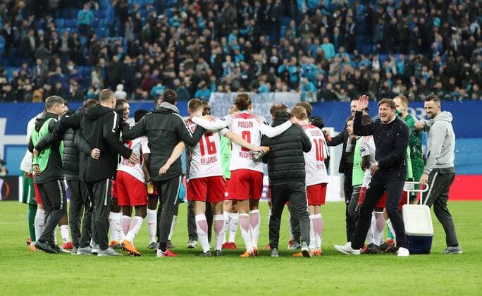 Bilder des Tages - SPORT St.Petersburg - RB Leipzig Fussball Euro League Sankt Petersburg, 15.03.2018, Krestowski-Stadion, Fussball, UEFA EURO EM Europameisterschaft Fussball League, Achtelfinale Rueckspiel Rematch , FK Zenit St. Petersburg vs. RB Leipzig 1:1 (1:1) , RBL Schlussjubel nach dem Einzug ins Viertelfinale. Im Bild: Spielerkreis, Wasserdusche für Trainer Ralph Hasenhüttl Hasenhuettl (2.v.r.). ,