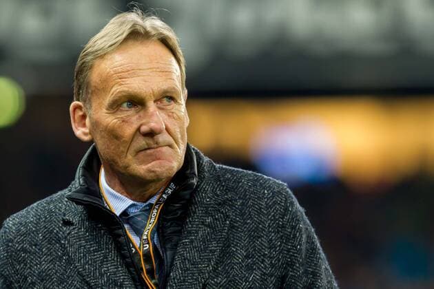 Bilder des Tages - SPORT Salzburg, Oesterreich 15.03.2018, UEFA Europa League - 2017 18 Season, Round of 16, Second leg, Red Bull Salzburg - BV Borussia Dortmund, Geschaeftsfuehrer Hans-Joachim Watzke (BVB) schaut ( DeFodi048