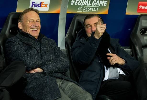 Salzburg, Oesterreich 15.03.2018, UEFA Europa League - 2017 18 Season, Round of 16, Second leg, Red Bull Salzburg - BV Borussia Dortmund, Geschaeftsfuehrer Hans-Joachim Watzke (BVB) Sportlicher Leiter Michael Zorc (BVB) lacht, lachen ( DeFodi048