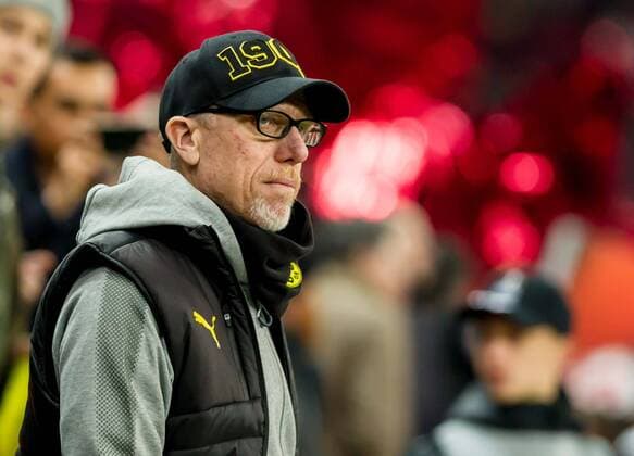Salzburg, Oesterreich 15.03.2018, UEFA Europa League - 2017 18 Season, Round of 16, Second leg, Red Bull Salzburg - BV Borussia Dortmund, Trainer Peter Stoeger (BVB) schaut ( DeFodi048
