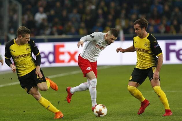 UEFA Europa League FC Salzburg vs Borussia Dortmund Lukasz Piszczek (Borussia Dortmund), Valon Berisha (FC Salzburg) and Mario Goetze (Borussia Dortmund) at the UEFA Europa League FC Salzburg vs Borussia Dortmund on March 15 2018 in Salzburg, Oesterreich,