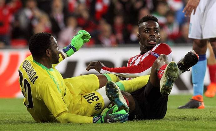 Bilder des Tages - SPORT Olympique Marseille s Mandanda (L) vies for the ball with Athletic Bilbao s Inaki Williams during the UEFA Europa League round of 16 match between Athletic Bilbao and Olympique Marseille in Bilbao, Basque Country, Spain, 15 March 2018. Athletic Bilbao vs. Olympique Marseille !ACHTUNG: NUR REDAKTIONELLE NUTZUNG!  Copyright: xMiguelxTonax BIL07 20180315-636567472200974672