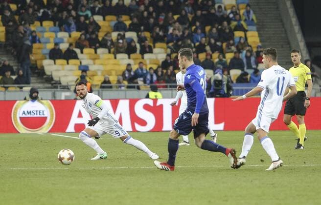 March 15, 2018 - Kiev, Ukraine - Dunamo Kyiv FC s Mykola Morozyuk vies for a ball with S.S. Lazio FC s player Stefan Radu during the 2nd leg of Round 16 UEFA Europa League match at a NSC Olimpiyskyi in Kyiv, Ukraine, March 15, 2018. Dynamo Kiev v Lazio - UEFA Europa League Round of 16: Second Leg  - ZUMAn230 20180315_zaa_n230_349 Copyright: xSergiixKharchenkox