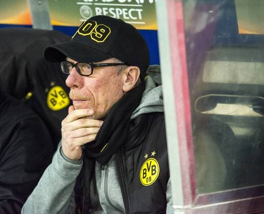 Bilder des Tages - SPORT Fußball: UEFA Europa League, EL, Saison 2017 2018, Achtelfinale, RB Salzburg - Borussia Dortmund in Salzburg (Österreich). Dortmunds Trainer Peter Stöger Stoeger beobachtet das Spiel seiner Mannschaft. Copyright: xKirchner FalkxDezortx