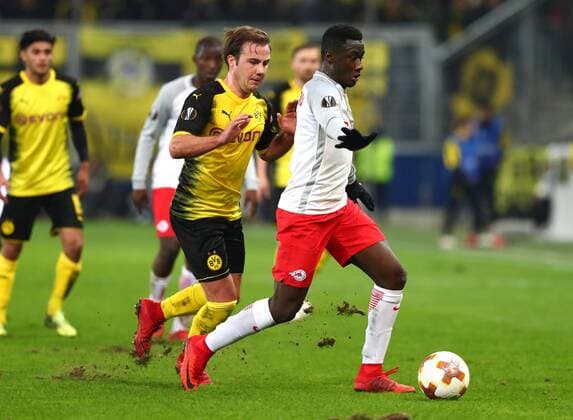 Donnerstag 15.03.2018, Saison 2017 2018, Euro League Achtelfinale Rückspiel in der Salzburger Red Bull Arena, FC Salzburg - BVB 09 Borussia Dortmund, Mario Goetze (BVB) gegen Diadie Samassekou (FCS), v.l.