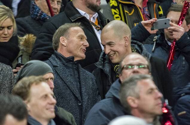 Fußball: UEFA Europa League, EL, Saison 2017 2018, Achtelfinale, RB Salzburg - Borussia Dortmund in Salzburg (Österreich). Die Dortmunder Geschäftsführer Hans-Joachim Watzke und Carsten Cramer unterhalten sich auf der Tribüne. Copyright: xKirchner FalkxDezortx