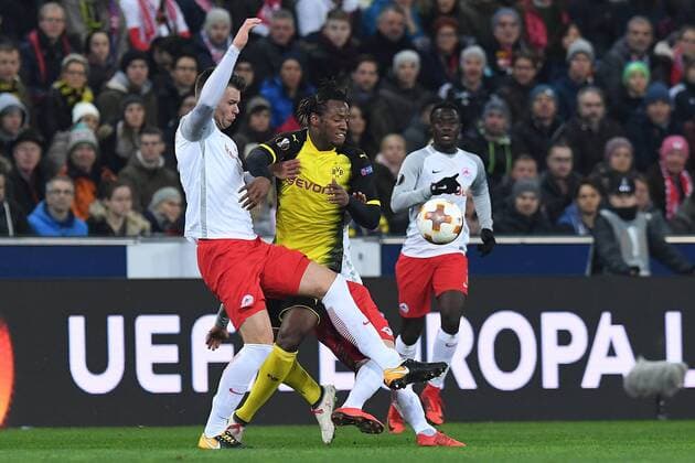 Fußball Europa League Achtelfinale FC Salzburg - Borussia Dortmund am 15.03.2018 in der Red Bull Arena in Salzburg Duje Caleta-Car ( Salzburg ), links - Michy Batshuayi ( Dortmund ), rechts