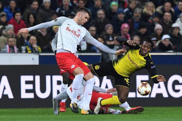Fußball Europa League Achtelfinale FC Salzburg - Borussia Dortmund am 15.03.2018 in der Red Bull Arena in Salzburg Duje Caleta-Car ( Salzburg ), links - Michy Batshuayi ( Dortmund ), rechts