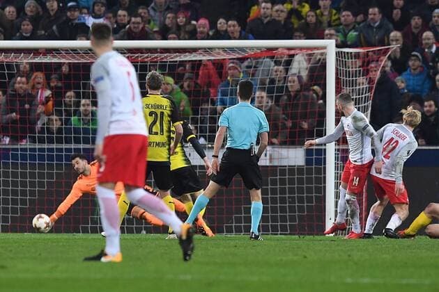 Fußball Europa League Achtelfinale FC Salzburg - Borussia Dortmund am 15.03.2018 in der Red Bull Arena in Salzburg Roman Bürki ( Dortmund ) rettet auf der Linie