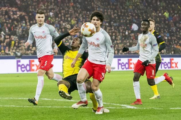 Fußball: UEFA Europa League, EL, Saison 2017 2018, Achtelfinale, RB Salzburg - Borussia Dortmund in Salzburg (Österreich). Dortmunds Michy Batshuayi wird von Salzburgs Andre Ramalho (r.) gestoppt. Copyright: xKirchner FalkxDezortx