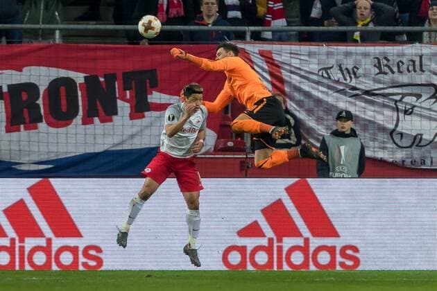 Salzburg, Oesterreich 15.03.2018, UEFA Europa League - 2017 18 Season, Round of 16, Second leg, Red Bull Salzburg - BV Borussia Dortmund, Hee-Chan Hwang (FCS) und Torwart Roman Buerki (BVB) im Zweikampf ( DeFodi048