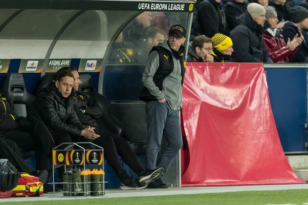 Salzburg, Oesterreich 15.03.2018, UEFA Europa League - 2017 18 Season, Round of 16, Second leg, Red Bull Salzburg - BV Borussia Dortmund, Trainer Peter Stoeger (BVB) schaut ( DeFodi048