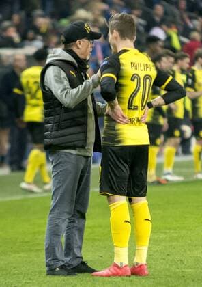 Fußball: UEFA Europa League, EL, Saison 2017 2018, Achtelfinale, RB Salzburg - Borussia Dortmund in Salzburg (Österreich). Dortmunds Trainer Peter Stöger Stoeger spricht mit Dortmunds Maximilian Philipp. Copyright: xKirchner FalkxDezortx