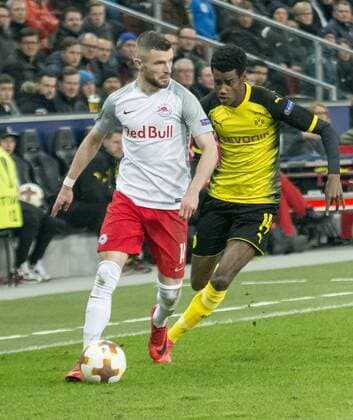 Fußball: UEFA Europa League, EL, Saison 2017 2018, Achtelfinale, RB Salzburg - Borussia Dortmund in Salzburg (Österreich). Salzburgs Valon Berisha (l.) und Dortmunds Alexander Isak kämpfen um den Ball. Copyright: xKirchner FalkxDezortx