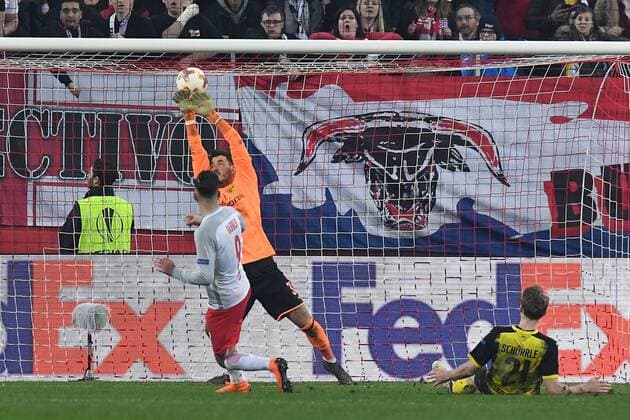 Fußball Europa League Achtelfinale FC Salzburg - Borussia Dortmund am 15.03.2018 in der Red Bull Arena in Salzburg Roman Bürki ( Dortmund ), hinten - Munas Dabbur ( Salzburg ), vorne
