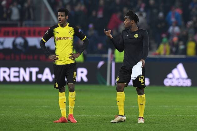Fußball Europa League Achtelfinale FC Salzburg - Borussia Dortmund am 15.03.2018 in der Red Bull Arena in Salzburg Alexander Isak ( Dortmund ), links - Michy Batshuayi ( Dortmund ), rechts - enttäuscht