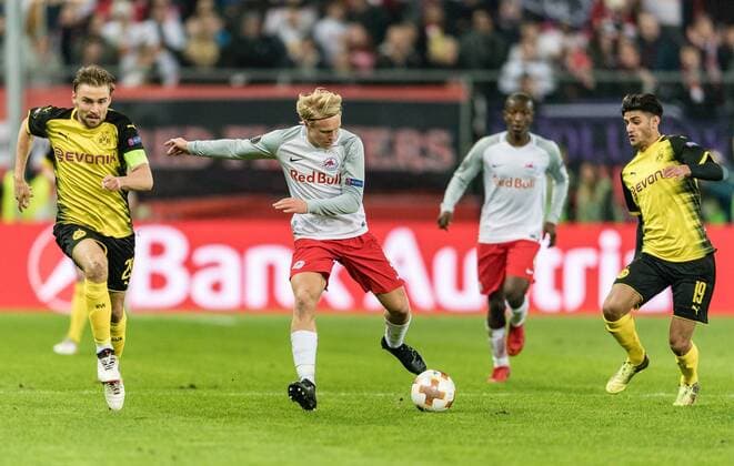15.03.2018, Red Bull Arena, Salzburg, AUT, UEFA EL, FC Salzburg vs Borussia Dortmund, Achtelfinale, Rueckspiel, im Bild v.l. Marcel Schmelzer (Borussia Dortmund), Xaver Schlager (FC Salzburg), Mahmoud Dahoud (Borussia Dortmund) during the UEFA Europa League Round of 16, 2nd Leg Match between FC Salzburg and Borussia Dortmund at the Red Bull Arena in Salzburg, Austria on 2018 03 15. Salzburg