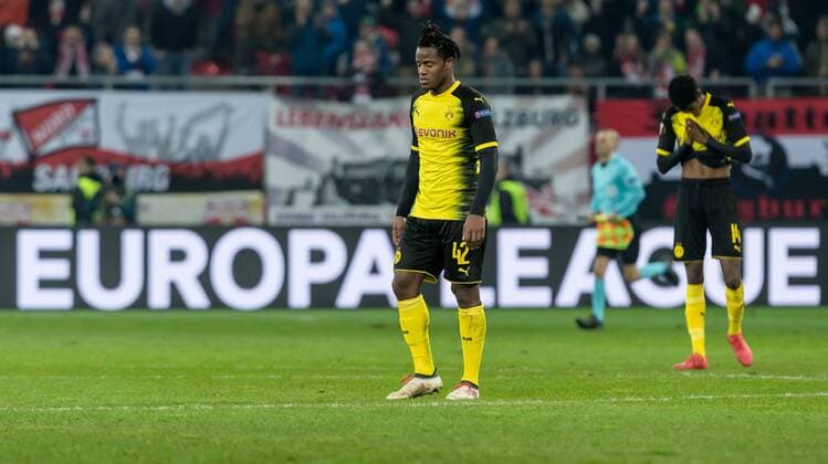 Salzburg, Oesterreich 15.03.2018, UEFA Europa League - 2017 18 Season, Round of 16, Second leg, Red Bull Salzburg - BV Borussia Dortmund, Michy Batshuayi (BVB) Alexander Isak (BVB) enttaeuscht ( DeFodi048