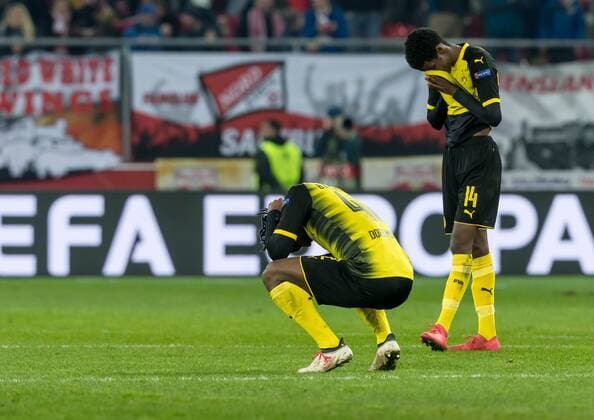 Themen der Woche - SPORT Bilder des Tages - SPORT Salzburg, Oesterreich 15.03.2018, UEFA Europa League - 2017 18 Season, Round of 16, Second leg, Red Bull Salzburg - BV Borussia Dortmund, Michy Batshuayi (BVB) Alexander Isak (BVB) enttaeuscht ( DeFodi048