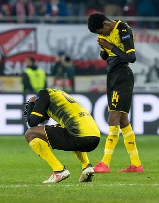 Salzburg, Oesterreich 15.03.2018, UEFA Europa League - 2017 18 Season, Round of 16, Second leg, Red Bull Salzburg - BV Borussia Dortmund, Michy Batshuayi (BVB) Alexander Isak (BVB) enttaeuscht ( DeFodi048