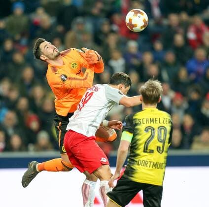 15.03.2018, Red Bull Arena, Salzburg, AUT, UEFA EL, FC Salzburg vs Borussia Dortmund, Achtelfinale, Rueckspiel, im Bild Roman B?rki (Borussia Dortmund), Hee Chan Hwang (FC Salzburg) und Marcel Schmelzer (Borussia Dortmund) during the UEFA Europa League Round of 16, 2nd Leg Match between FC Salzburg and Borussia Dortmund at the Red Bull Arena in Salzburg, Austria on 2018 03 15. Salzburg