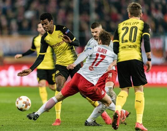 15.03.2018, Red Bull Arena, Salzburg, AUT, UEFA EL, FC Salzburg vs Borussia Dortmund, Achtelfinale, Rueckspiel, im Bild v.l. Alexander Isak (Borussia Dortmund), Andreas Ulmer (FC Salzburg) during the UEFA Europa League Round of 16, 2nd Leg Match between FC Salzburg and Borussia Dortmund at the Red Bull Arena in Salzburg, Austria on 2018 03 15. Salzburg