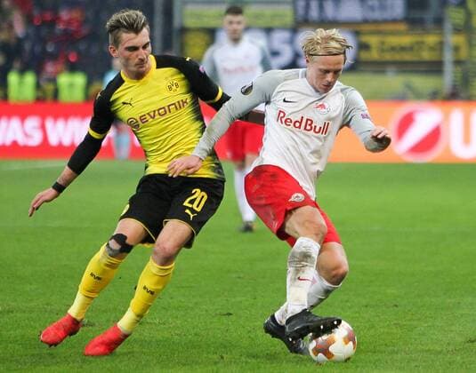 15.03.2018, Red Bull Arena, Salzburg, AUT, UEFA EL, FC Salzburg vs Borussia Dortmund, Achtelfinale, Rueckspiel, im Bild Maximilian Philipp (Borussia Dortmund) und Xaver Schlager (FC Salzburg) during the UEFA Europa League Round of 16, 2nd Leg Match between FC Salzburg and Borussia Dortmund at the Red Bull Arena in Salzburg, Austria on 2018 03 15. Salzburg