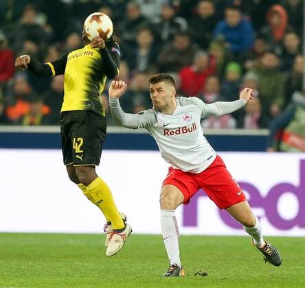 15.03.2018, Red Bull Arena, Salzburg, AUT, UEFA EL, FC Salzburg vs Borussia Dortmund, Achtelfinale, Rueckspiel, im Bild Michy Batshuayi (Borussia Dortmund) und Duje Caleta Car (FC Salzburg) during the UEFA Europa League Round of 16, 2nd Leg Match between FC Salzburg and Borussia Dortmund at the Red Bull Arena in Salzburg, Austria on 2018 03 15. Salzburg