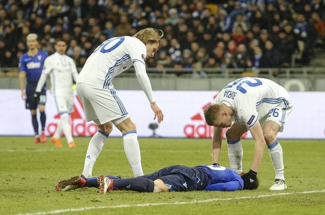 Bilder des Tages - SPORT March 15, 2018 - Kiev, Ukraine - S.S. Lazio FC s player Stefan Radu is seen laying on the field after the shirtfront into Dynamo Kyiv FC s goalkeeper Denys Boyko during the 2nd leg of Round 16 UEFA Europa League match at a NSC Olimpiyskyi in Kyiv, Ukraine, March 15, 2018. Dynamo Kiev v Lazio - UEFA Europa League Round of 16: Second Leg  - ZUMAn230 20180315_zaa_n230_519 Copyright: xSergiixKharchenkox