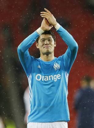 Football: Marseille s Sakai Marseille defender Hiroshi Sakai acknowledges the crowd after his team defeated Athletic Bilbao 2-1 in the Europe League on March 15, 2018, in Bilbao, Spain. 