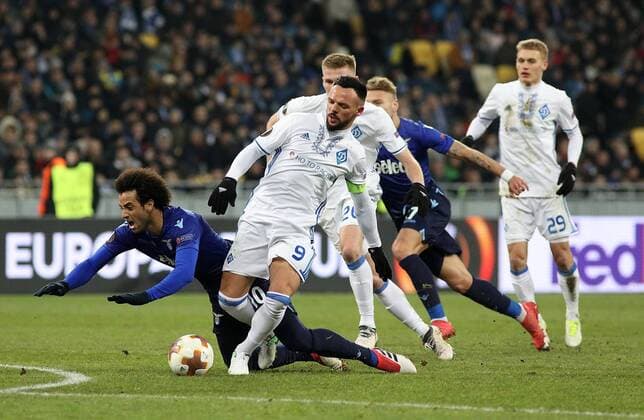 Midfielder Felipe Anderson (L) of S.S. Lazio and defender Mykola Moroziuk (2nd L) of FC Dynamo Kyiv are seen in action during the UEFA Europa League Round of 16 2nd leg match at the NSC Olimpiyskiy, Kyiv, capital of Ukraine, March 15, 2018. Ukrinform. KYIV. FC Dynamo Kyiv has been defeated by S.S. Lazio 0-2 in the UEFA Europa League Round of 16 2nd leg game at the NSC Olimpiyskiy. The tie wrapped with a 2-4 aggregate win for the Italian side. Visitors midfielder Lucas and defender Stefan de Vrij scored in the 23rd and 83rd minutes respectively. Thus, the Rome-based club advanced to the quarterfinals. Dynamo loses 0-2 to Lazio in Kyiv  Copyright: xDanilxShamkinx