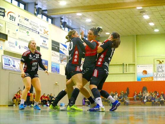 Pia Dietz (Halle, 2.v.r.) wird von Petra Nagy (Zwickau) und Katarina Pavlovic (Zwickau, rechts) abgeblockt, links Alisa Pester (Zwickau) Handball Frauen 2.Liga 2017 18 BSV Sachsen Zwickau - SV Union Halle-Neustadt am 17.3.2018 BSV Sachsen Zwickau - SV Union Halle-Neustadt