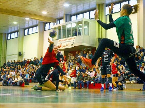 Pia Dietz (Halle) überwindet Torhüterin Ela Szott (Zwickau) Handball Frauen 2.Liga 2017 18 BSV Sachsen Zwickau - SV Union Halle-Neustadt am 17.3.2018 BSV Sachsen Zwickau - SV Union Halle-Neustadt
