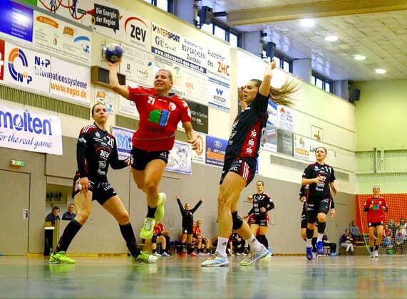Torwurf von Sophie Lütke (Halle) , links Petra Nagy (Zwickau) , rechts Silvia Sajbidor (Zwickau) Handball Frauen 2.Liga 2017 18 BSV Sachsen Zwickau - SV Union Halle-Neustadt am 17.3.2018 BSV Sachsen Zwickau - SV Union Halle-Neustadt