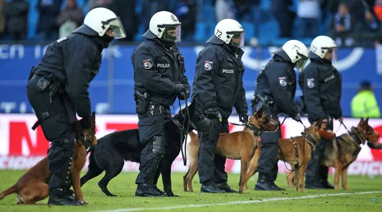 17.03.2018, Fussball 1. Bundesliga 2017 2018, 27. Spieltag, Hamburger SV - Hertha BSC Berlin, im Volksparkstadion Hamburg. Polizeistaffel nimmt Aufstellung auf dem Rasen nach Abpfiff