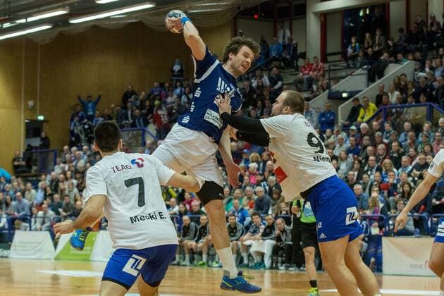 Fabian Gutbrod ( 22, Bergischer HC) beim Wurf gegen Ibai Meoki Etxebeste ( 7, ThSV Eisenbach und Marcel Niemeyer ( 93, ThSV Eisenbach Bergischer HC vs. ThSV Eisenach, Handball, 2. Bundesliga, 17.03.18 Solingen NRW Deutschland Klingenhalle