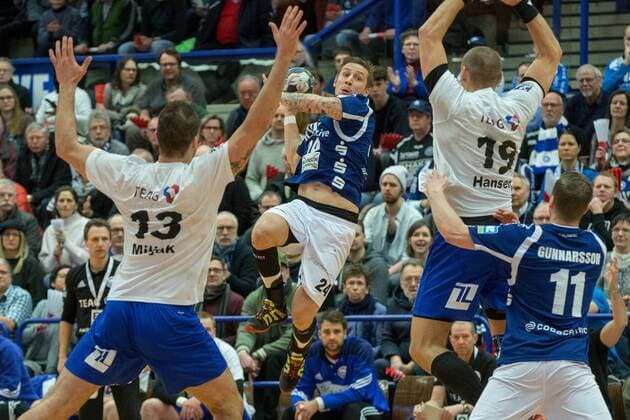 Linus Arnesson ( 24, Bergischer HC) beim Wurf gegen Duje Miljak ( 13, ThSV Eisenbach, Nicolai Hansen ( 19, ThSV Eisenbach, Arnor Thor Gunnarsson ( 11, Bergischer HC) Bergischer HC vs. ThSV Eisenach, Handball, 2. Bundesliga, 17.03.18 Solingen NRW Deutschland Klingenhalle