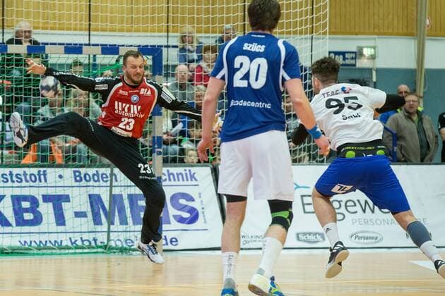 Parade von Bastian Rutschmann ( 23, Bergischer HC) beim Freiwurf von Alexander Saul ( 95, ThSV Eisenbach Bergischer HC vs. ThSV Eisenach, Handball, 2. Bundesliga, 17.03.18 Solingen NRW Deutschland Klingenhalle