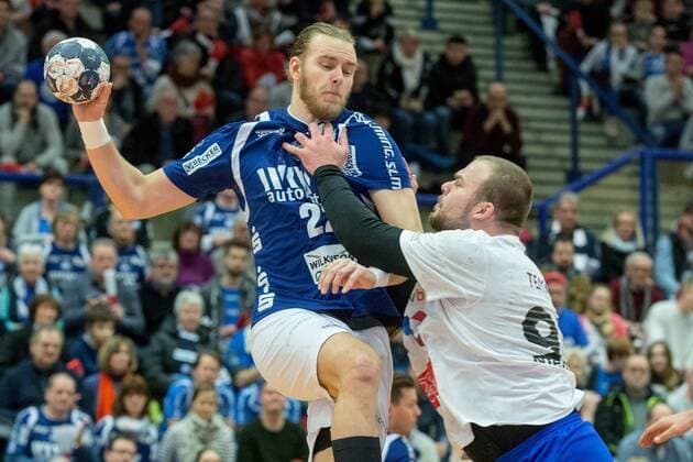 Bastian Rutschmann ( 23, Bergischer HC) beim Wurf gegen Marcel Niemeyer ( 93, ThSV Eisenbach Bergischer HC vs. ThSV Eisenach, Handball, 2. Bundesliga, 17.03.18 Solingen NRW Deutschland Klingenhalle