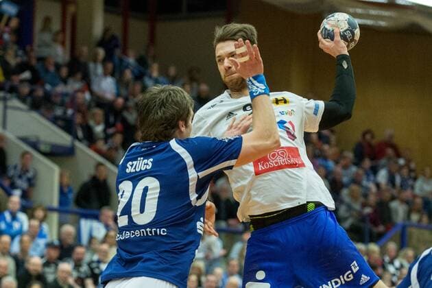 Csaba Szücs ( 20, Bergischer HC) versucht Alexander Saul ( 95, ThSV Eisenbach am Wurf zu hindern Bergischer HC vs. ThSV Eisenach, Handball, 2. Bundesliga, 17.03.18 Solingen NRW Deutschland Klingenhalle