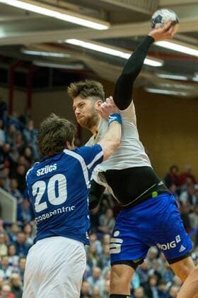 Csaba Szücs ( 20, Bergischer HC) versucht Alexander Saul ( 95, ThSV Eisenbach am Wurf zu hindern Bergischer HC vs. ThSV Eisenach, Handball, 2. Bundesliga, 17.03.18 Solingen NRW Deutschland Klingenhalle