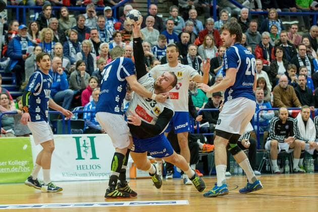 Linus Arnesson ( 24, Bergischer HC) versucht Marcel Niemeyer ( 93, ThSV Eisenbach am Wurf zu hindern Bergischer HC vs. ThSV Eisenach, Handball, 2. Bundesliga, 17.03.18 Solingen NRW Deutschland Klingenhalle