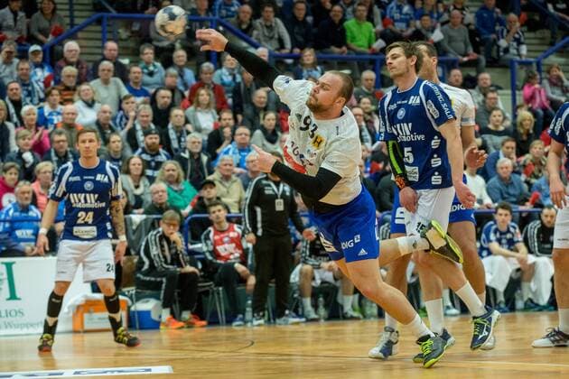 Marcel Niemeyer ( 93, ThSV Eisenbach beim Wurf Bergischer HC vs. ThSV Eisenach, Handball, 2. Bundesliga, 17.03.18 Solingen NRW Deutschland Klingenhalle