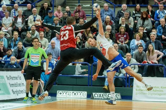 Bastian Rutschmann ( 23, Bergischer HC) im Duell mit Duje Miljak ( 13, ThSV Eisenbach (beim Wurf) Bergischer HC vs. ThSV Eisenach, Handball, 2. Bundesliga, 17.03.18 Solingen NRW Deutschland Klingenhalle